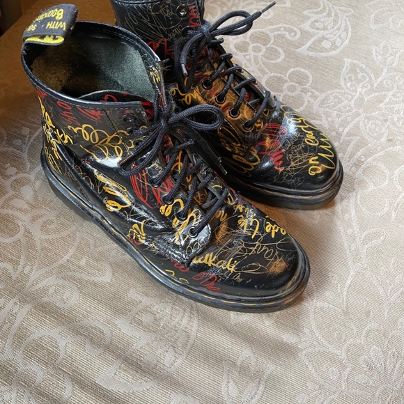 Doc Martens Women's 8 Vintage Black Graffiti Pattern Rare Good Shape - Picture 3 of 6